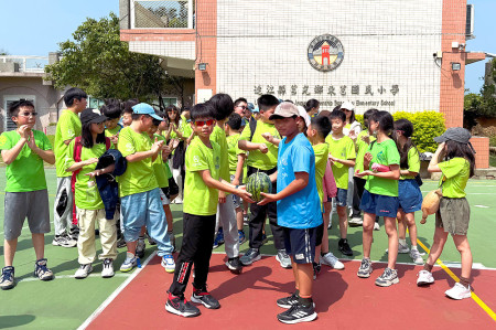 中正國小跨島抵達東莒國小進行交流。(圖/文:蔡夢玲)