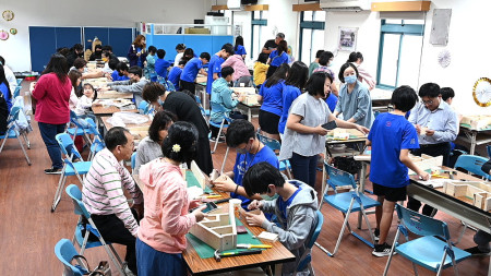 中山國中母親節活動2日溫馨登場,獻愛活動由孩子向母親傳遞滿滿愛意。(圖:中山國中)