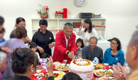壽星曹常容與家人、親友一同合影留念,笑容滿滿、氣氛溫馨。(圖/文:蔡夢玲)