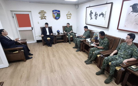 縣長王忠銘與立法委員陳雪生拜會馬防部,促進軍民交流並鼓勵官兵搭乘高馬直航。(圖:縣府)