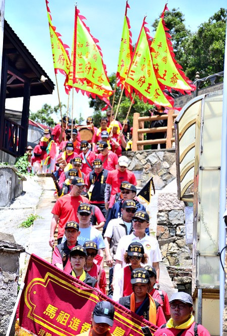 　基隆和平島社靈廟跨海東引巡香，神明所到之處鑼鼓喧天、鞭炮聲不絕於耳，非常熱鬧。（圖／文：陳其敏）