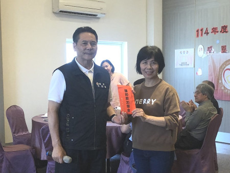 縣長王忠銘表揚林昭懿、林冠宇兩位績優護理師,並致贈加菜金,感謝四鄉五島每位護理人員的辛勞付出。(圖:王致潔)