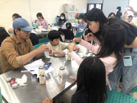 新住民家庭服務中心舉辦新住民紓壓課程,親子合力製作天然防蚊液、萬用紫草膏,氣氛和樂融融。(圖/文:王致潔)