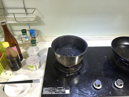 一位屋主煮飯時大意忘記關火,幸好住警器發揮作用發出通報,免去一場可能發生的災害。(圖:消防局)