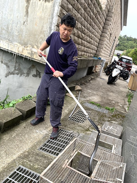 近期天氣回暖,蛇類頻繁出沒,消防局抓獲10條大小蛇類,呼籲民眾在戶外活動多加注意。(圖:消防局)