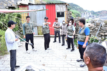 　東引鄉民代表會第12屆第5次定期大會第一天鄉政考察，所會考察團走訪體育館、社區聚落，瞭解場館營運維護、空屋周邊環境維護等現況。（圖／文：陳其敏）