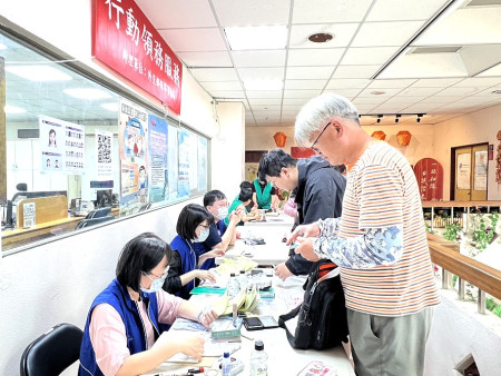 外交部行動領務再次來到馬祖,昨(6)天吸引大批民眾前往申辦護照,今天上午在南北竿戶政事務所繼續受理。(圖/文:馮紹夫)