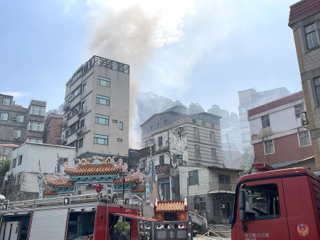 　福澳一間閩東式建築6日傳出火警，消防人員迅速抵達現場撲滅火勢。（圖：馮紹夫、江奉軒）