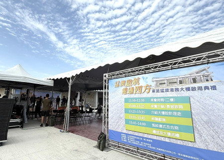 東莒旅運大樓啟用典禮前夕,舞台與帳棚全數就位。(圖/文:蔡夢玲)