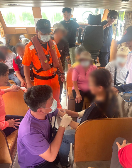 東西莒分隊跨島接力處置突發狀況,現場應變迅速,為旅客安全把關。(圖/文:蔡夢玲)
