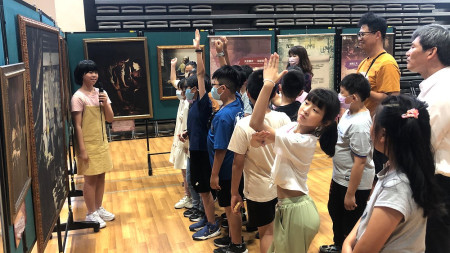介壽國中小五年忠班學生為四年忠班進行導覽與藝術分享,以淺顯生動的語言介紹展品,彼此教學相長,提升藝術鑑賞力,共同進入藝術家的光影世界。(圖/文:王致潔)
