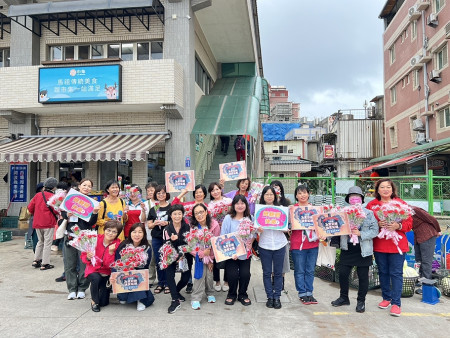 國民黨連江縣黨部慶祝母親節,昨(8)天上午黨團幹部在獅子市場發送康乃馨。(圖/文:馮紹夫)