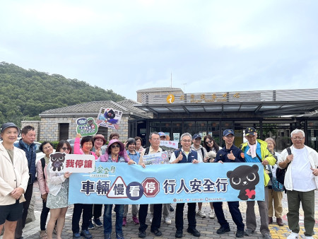 連江監理站、警察局聯手執行道路交通安全宣導,加強機車駕駛行車安全觀念。(圖:連江監理站)