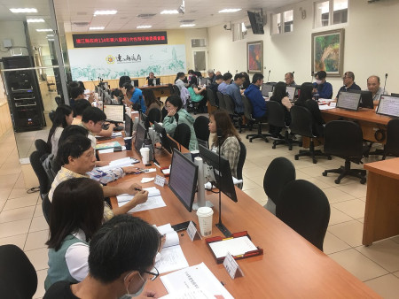連江縣性別平等委員會9日召開114年第一次會議,秘書長張龍德感謝委員們踴躍出席,希望專家學者多提供意見,讓馬祖跟上政策腳步。(圖/文:王致潔)