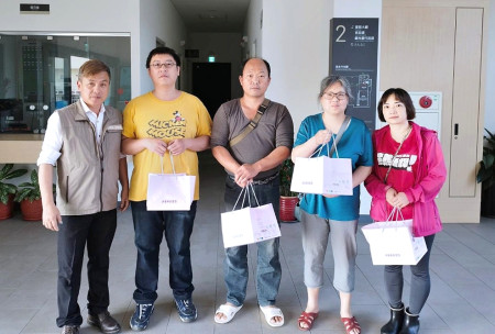 　迎接感恩與溫馨的五月，唐氏症基金會董事長林正俠、連江縣議會議長張永江、東引鄉長林德建贈送蛋糕禮盒給需要的家庭，表達關懷與支持。（圖：東引鄉公所）