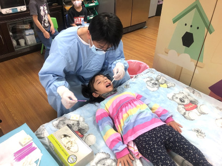 介壽附幼辦理牙齒塗氟活動,邀請縣立醫院牙科醫師陳佑任來為小朋友塗氟,為牙齒健康把關,孩子們展現了勇敢與配合的精神。(圖/文:王致潔)