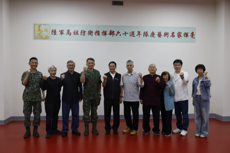 縣長、副縣長與四位老師合影，感謝老師們用藝術為部隊注入溫度
