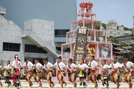 馬防部原住民族舞團為60年隊慶溫馨結尾