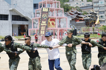活動最後全體官兵與長官一同共舞，氣氛十分溫馨熱鬧