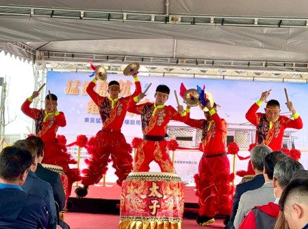 鼓聲響起,祥獅獻瑞!東莒猛澳港務大樓啟用。(圖與文:蔡夢玲)