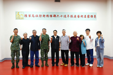 縣長、副縣長與四位老師合影,感謝老師們用藝術為部隊注入溫度。(圖/文:江奉軒)
