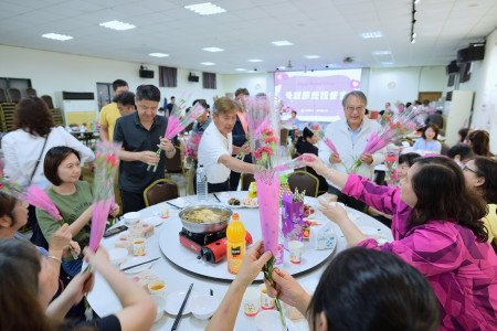 　東引鄉慶祝母親節感恩餐會，秘書長張龍德、鄉長林德建等人代表縣長王忠銘表揚模範母親陳賽珠女士，並贈送康乃馨給在場的媽媽們，獻上祝福。（圖／文：陳其敏）