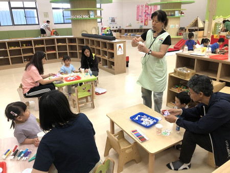 親子館舉辦「我和媽媽有個約會」活動,帶領親子共讀繪本、手作母親節感恩花朵,向媽媽傳達最真摯的愛。(圖/文:王致潔)