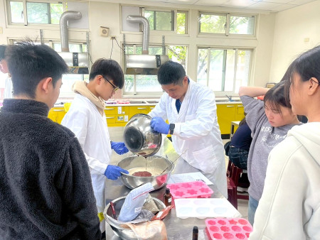 介壽國中輔導室帶領學子自製母親節手工皂,向媽媽獻上最真摯的感謝與祝福,同時讓學生體會行孝與感恩的重要。(圖:介壽國中)