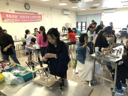新移民女性關懷協會舉辦「香氛精油調配x性別共融討論」活動,活動中進行性平工作宣導,並帶領民眾自製情緒芳療噴霧,放鬆身心。(圖/文:王致潔、新移民女性關懷協會)
