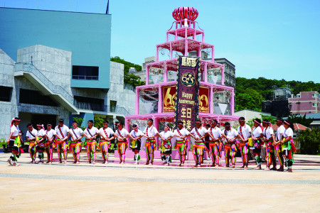 「馬傳舞團」熱情演出，帶來傳統文化風情表演。