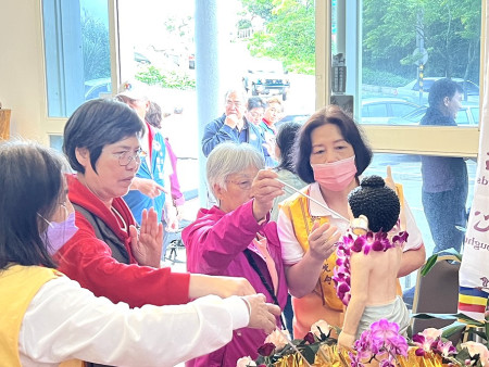 馬祖佛光緣在母親節慶祝大會這天,邀請民眾共同浴佛、同霑法喜。(圖/文:馮紹夫)
