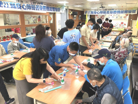 身心障礙者身體機能體驗營在大同之家舉辦,胡博文帶領長者做伸展操活絡筋骨,促進身體健康;同時由講師秦佩絹帶領,在大同之家和角力隊的協助下,讓長者體驗手作紙黏土,幫助手腦活化。(圖/文:王致潔)