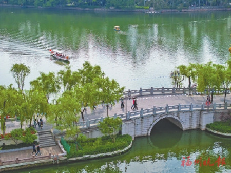 龍舟遊船行駛在景色優美的福州西湖。