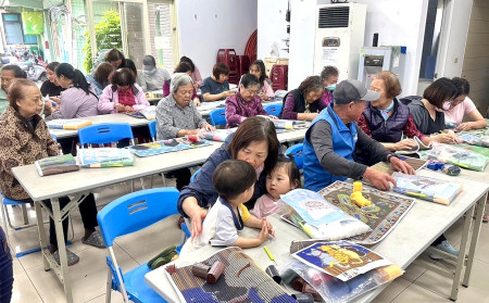 東莒社區發展協會舉行114年度母親節段段繡地墊手作暨婦女防暴宣導活動,媽媽們體驗段段繡技藝。(圖/文:蔡夢玲)