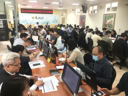連江縣政府召開114年第13次主管週報暨第246次縣務會議,縣長王忠銘責成各單位通盤了解所轄業務,切莫懈怠。(圖/文:王致潔)