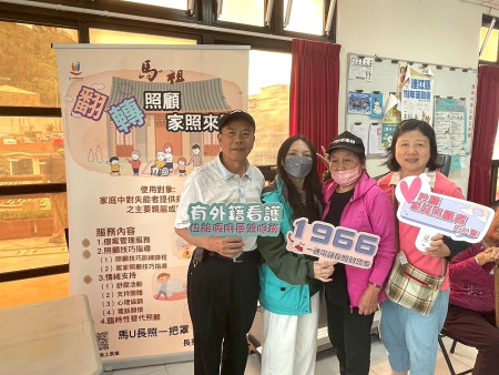 「2025馬U長照一把罩」巡迴關懷來到復興村,由高齡與長照科為長者進行免費健康檢測。(圖:衛生局)