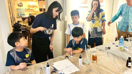 新住民家庭服務中心舉辦精油紓壓療癒活動,親子體驗DIY天然防蚊液、萬用紫草膏,增進感情並放鬆身心。(圖:新住民家庭服務中心)