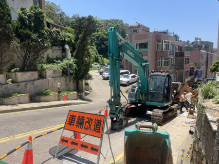 於中隴靠近圓環路段進行電力相關管線施工（圖：江奉軒記者）