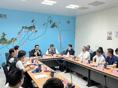 立院交通委員會考察馬祖通訊建設,中華電信指出台馬第4海纜預計明年6月可完工。(圖/文:馮紹夫)