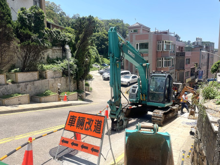 　中隴靠近圓環路段進行電力相關管線施工。（圖／文：江奉軒）