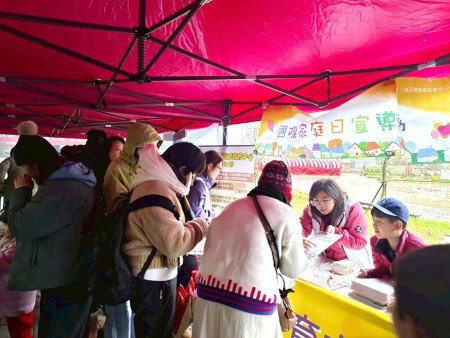 家庭教育中心日前設攤宣傳國際家庭日,呼籲各界提高對家庭需求與重要性的關注。(圖:家庭教育中心)