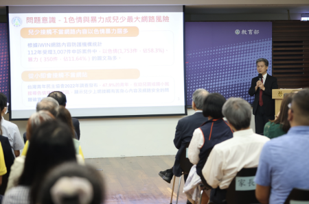 國教署彭富源署長說明兒少網路風險（圖：教育部全球資訊網）