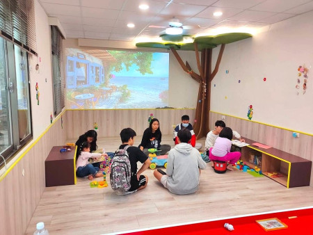 海大學生志工在假日進駐北竿坂里社協大樹屋,用愛陪伴坂里地區學童,培養其學習興趣與人際互動力。(圖:國立臺灣海洋大學馬祖校區)