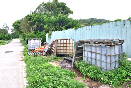 　東引鄉公所巡查發現有民眾將廢棄物或資源回收物任意堆放道路旁空地，呼籲共同遵守及配合各項環保政策，一起為乾淨家園而努力。（圖︰東引鄉公所）