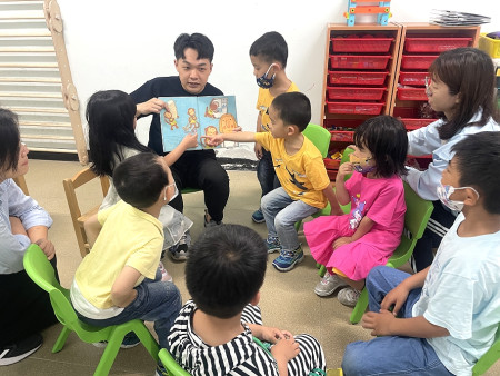 　職能治療師邱老師帶領孩子閱讀繪本，增進語言表達、社交互動能力。（圖／文：江奉軒）