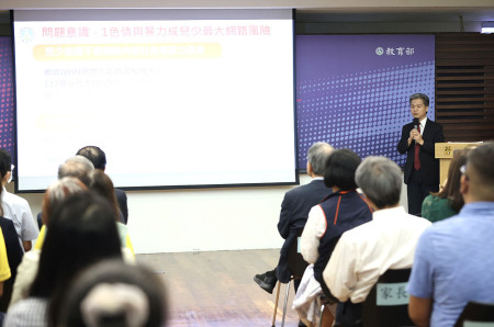 國教署彭富源署長說明兒少網路風險。(圖:教育部全球資訊網)