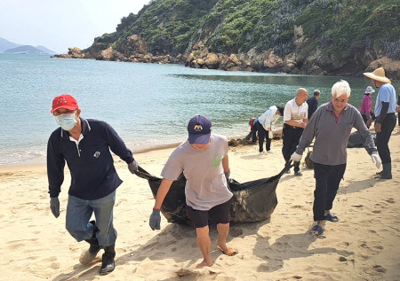 村民合力清運海漂垃圾,展現守護家園的行動力。(圖:牛角社協)