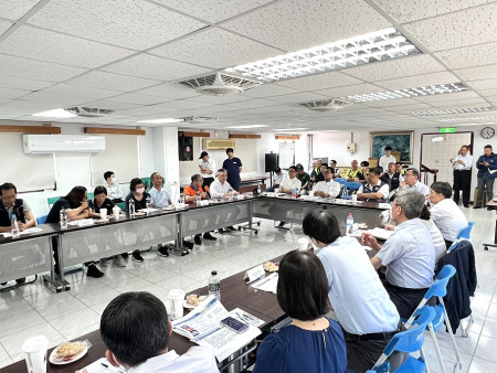 立院交通委員會考察北竿交通觀光建設,聽取民航局機場擴建工程簡報,地區民代反映民意爭取施工、飛航同步進行。(圖/文:馮紹夫)