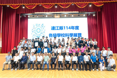 　連江縣114年各級學校科學展覽16日圓滿落幕，參賽學生認真解說研究成果，評審委員們細心評選。（圖／文：王致潔）