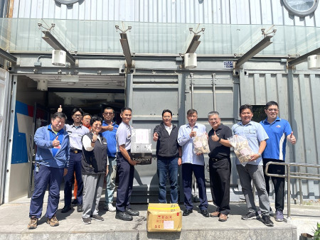 　適逢端午佳節，縣長至海巡及岸巡隊致贈端午禮品，表示祝福與敬意。（圖：江奉軒、連江縣政府）